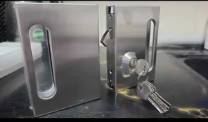 חובק זכוכית מיוחד לדלת הזזה